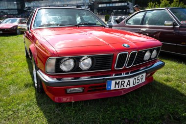 Stockholm, İsveç - 2 Ağustos 2025: Kırmızı BMW 6-Serisi E24, Köpekbalığı Burnu Stockholm Otomobil Buluşması 'nda görüldü