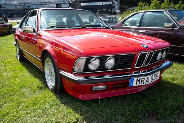 Stockholm, İsveç - 2 Ağustos 2025: Kırmızı BMW 6-Serisi E24, Köpekbalığı Burnu Stockholm Otomobil Buluşması 'nda görüldü