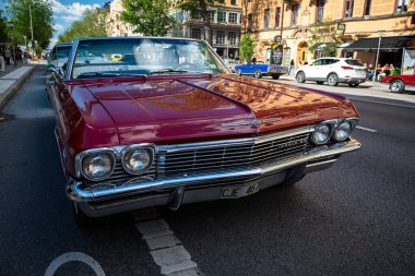 Stockholm, İsveç - 2 Ağustos 2025: Kırmızı 1965 Chevrolet Impala SS Üstü açılabilir ön manzara