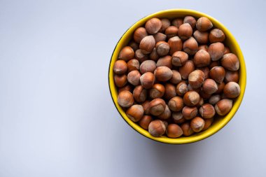 Fındık. Bir kase fındık. Üst görünüm, izole.