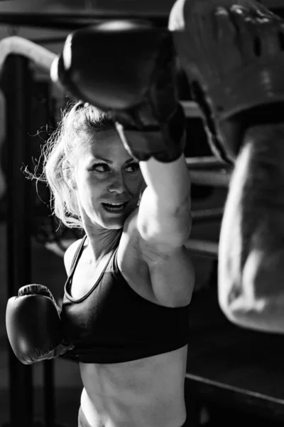 Donna Allenamento Boxe Con Personal Trainer — Foto Stock