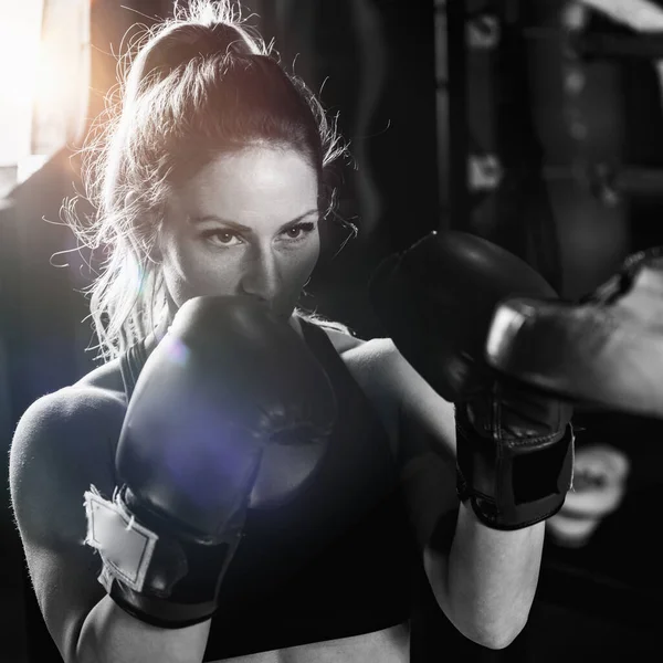 Mujer Entrenamiento Boxeo —  Fotos de Stock