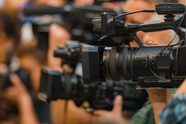 Basın toplantısında halka açık etkinlik medyası, televizyon kameraları