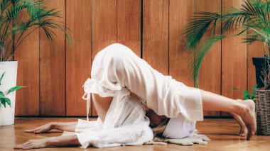 Kadınsı enerji ve enstitü benliği için Kundalini Kriya Yogası pratiği yapan kadın. 