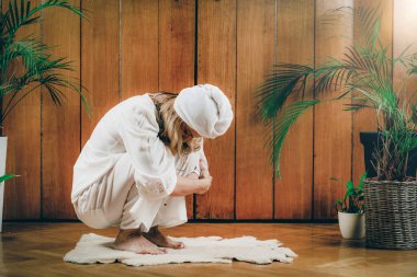 Kadınsı enerji ve enstitü benliği için Kundalini Kriya Yogası pratiği yapan kadın. 