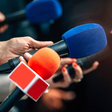 Gazeteciler bir politikacıyla röportaj yapıyor..