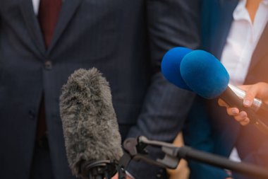 Medya röportajı, basın konferansında bir politikacı.