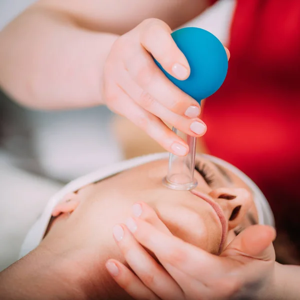 Gesichtsschalen Therapie Ventosaschalen Behandlung Für Starkes Facelifting — Stockfoto