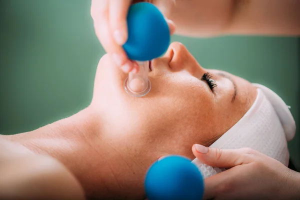 Face Cupping Therapie Ventosa Cupping Behandeling Voor Sterke Face Lifting — Stockfoto