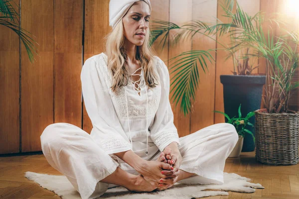 Vrouw Die Kundalini Yoga Beoefent Voor Vrouwelijke Energie — Stockfoto