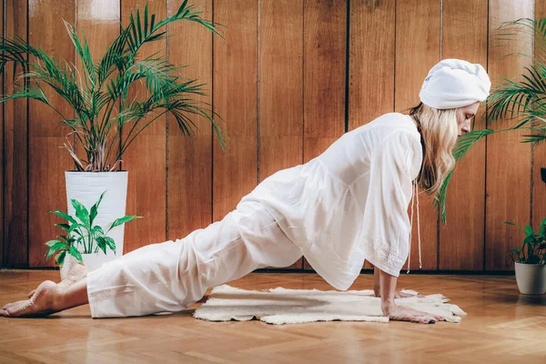 Vrouw Die Kundalini Kriya Yoga Beoefent Voor Vrouwelijke Energie Instinctieve — Stockfoto