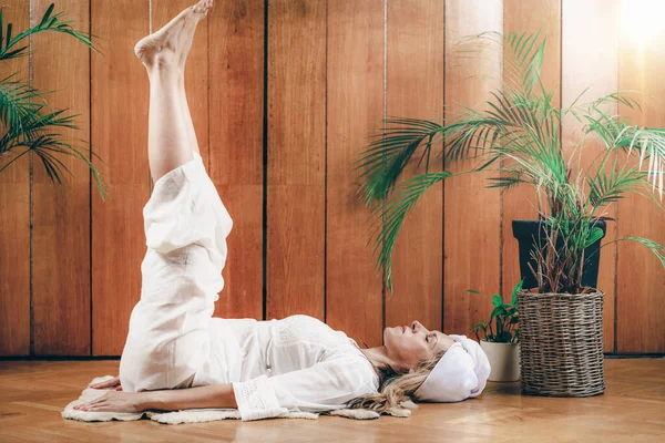 女性のエネルギーと本能的な自己のためのクンダリーニクリヤヨガを練習女性 — ストック写真