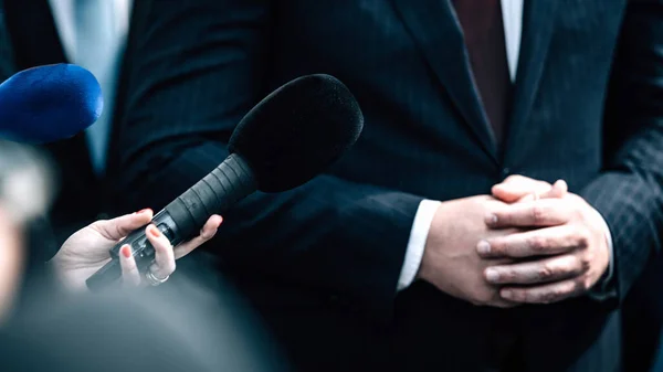 News Reporters Interviewing Politician — Stock Photo, Image