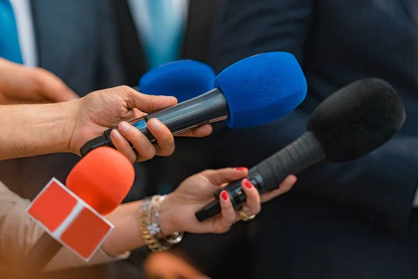 Microfoons Van Nieuwsverslaggevers Interview Met Een Politicus — Stockfoto