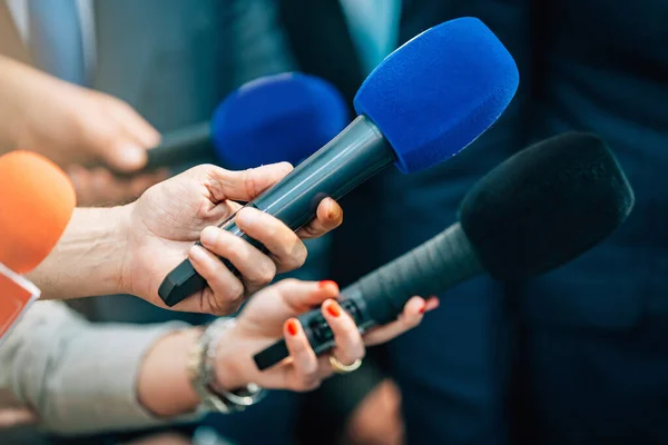 Microfones Entrevista Mídia Após Uma Conferência Imprensa — Fotografia de Stock
