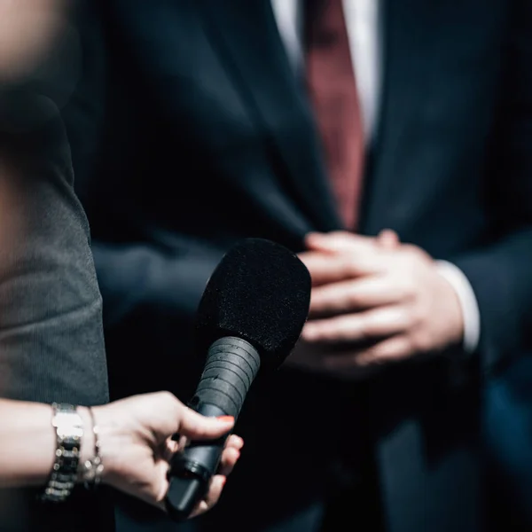 Dziennikarze Trzymający Mikrofon Przesłuchujący Polityka — Zdjęcie stockowe