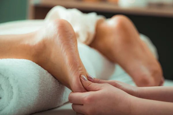 Расслабляющий Массаж Ног Руки Массажистки Массирующей Женские Ноги — стоковое фото