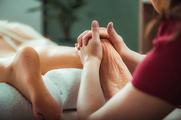 Avslappnande Fotmassage Händerna Kvinnlig Massageterapeut Massera Kvinnliga Kunder Fot — Stockfoto