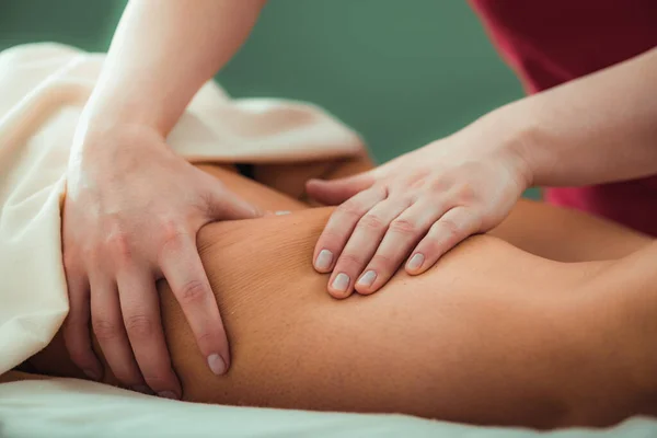 Rahatlatıcı Bacak Masajı Kadın Masaj Terapistinin Elleri Bayan Müşterilerin Bacaklarına — Stok fotoğraf