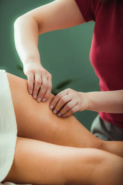 Massage Relaxant Des Jambes Mains Une Massothérapeute Féminine Massant Les — Photo