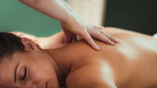 Relax Massage Shoulders Hands Massage Therapist Massaging Shoulder Female Client — Stock Photo, Image