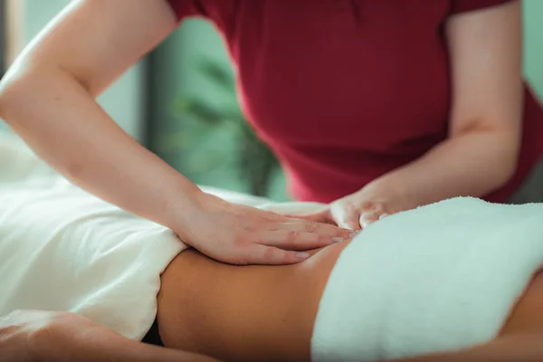 Salão Massagem Mulher Fazendo Uma Massagem Estômago — Fotografia de Stock
