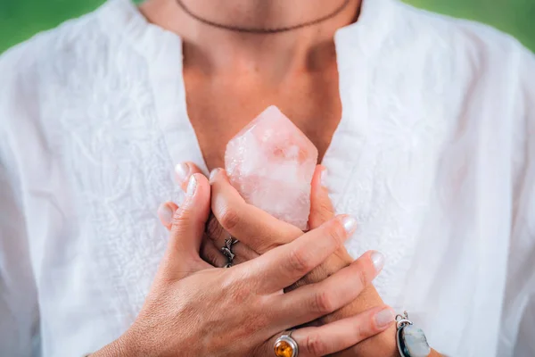 Selbstwertmeditation Hände Die Einen Rosenquarzkristall Halten Meditieren Das Selbstwertgefühl Verbessern — Stockfoto