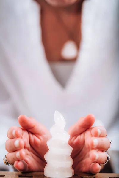 Медитация Самосознания Эмоционально Сознательный Человек Держащийся Руки Вокруг Заряженного Кристалла — стоковое фото