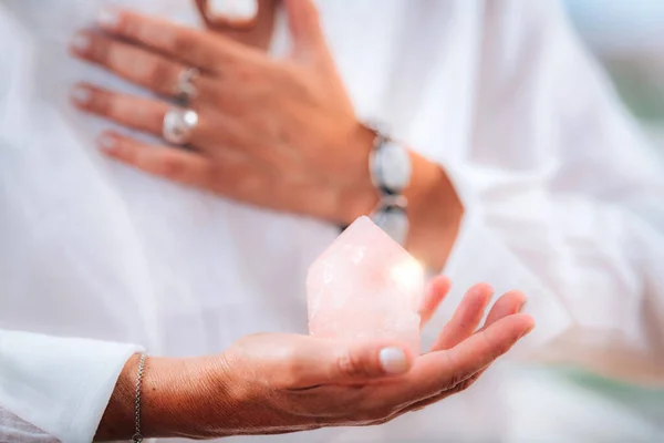 Koncepcja Medytacji Poczuciem Własnej Wartości Ręcznie Trzymając Różany Kryształ Kwarcowy — Zdjęcie stockowe