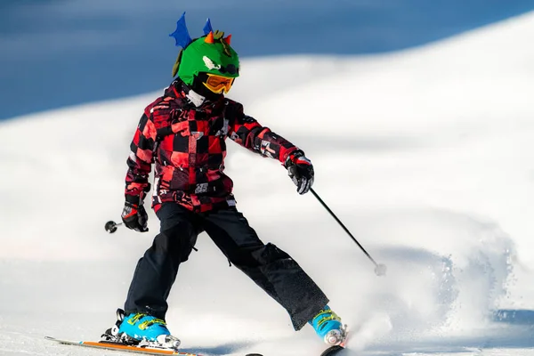 Junge Beim Skifahren Den Bergen — Stockfoto