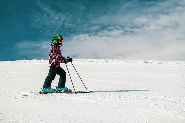 斜面を滑り降りる可愛い子スキー — ストック写真