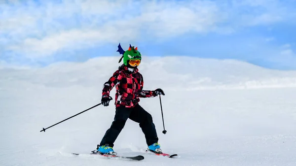 Criança Esquiando Nas Montanhas — Fotografia de Stock