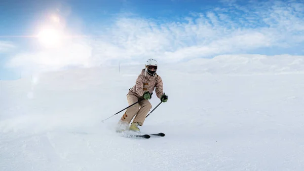 Mulher Esquiando Nas Montanhas — Fotografia de Stock