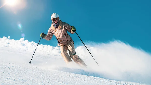 女人在山上滑雪 — 图库照片