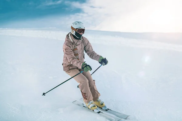 Femme Ski Dans Les Montagnes — Photo
