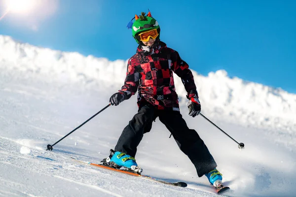 Retrato Menino Esquiador Montanha — Fotografia de Stock