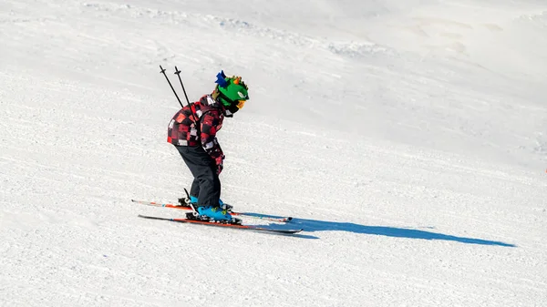 Garçon Ski Dans Les Montagnes — Photo