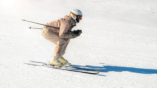 Femme Ski Dans Les Montagnes — Photo