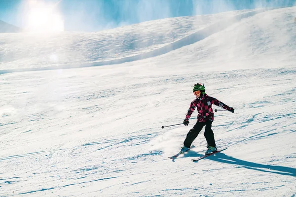 山の中で楽しいスキーをするかわいい男の子 — ストック写真