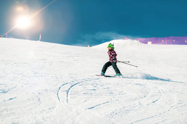 Garçon Mignon Amuser Skier Dans Les Montagnes — Photo