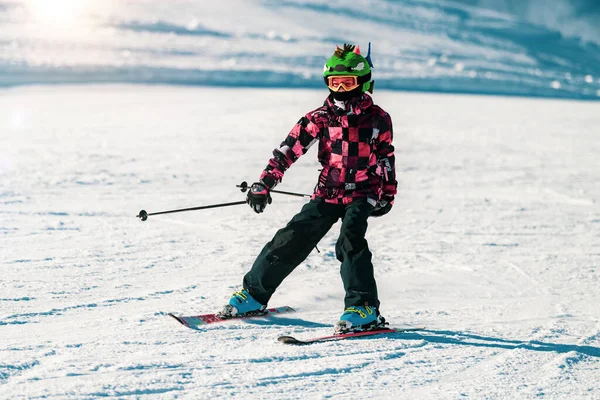 Dağdaki Çocuk Kayakçının Portresi — Stok fotoğraf