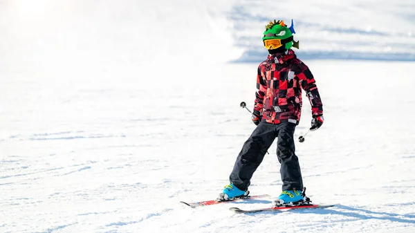 Rapaz Esquiando Nas Montanhas — Fotografia de Stock