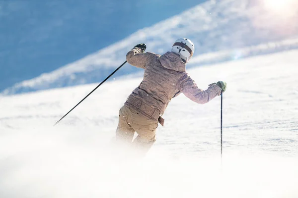 Лыжница Спускается Склону — стоковое фото