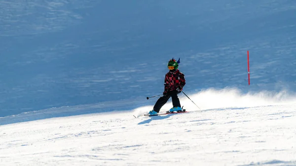 快乐的男孩 戴着滑雪头盔 在冬季度假胜地的滑雪场上玩谷歌游戏 — 图库照片