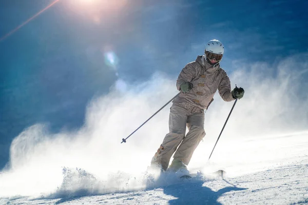 Vrouwelijke Skiër Skiën Piste — Stockfoto