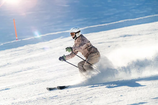 Лыжница Спускается Склону — стоковое фото