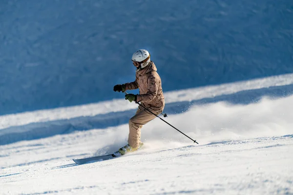 Γυναίκα Σκιέρ Σκι Κάτω Από Την Πλαγιά — Φωτογραφία Αρχείου