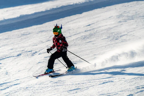 Gelukkige Jongen Met Skihelm Googles Een Skipiste Een Wintersportplaats — Stockfoto