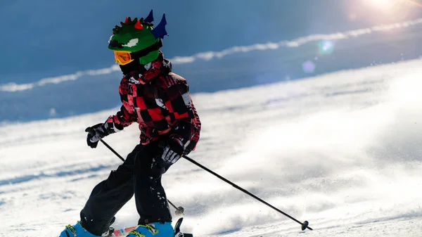 Glücklicher Junge Mit Skihelm Und Brille Auf Einer Skipiste Einem — Stockfoto