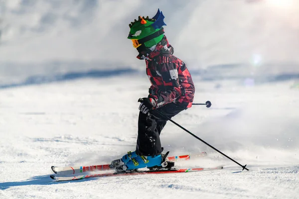 Χαριτωμένο Παιδί Σκι Κάτω Από Την Κλίση — Φωτογραφία Αρχείου